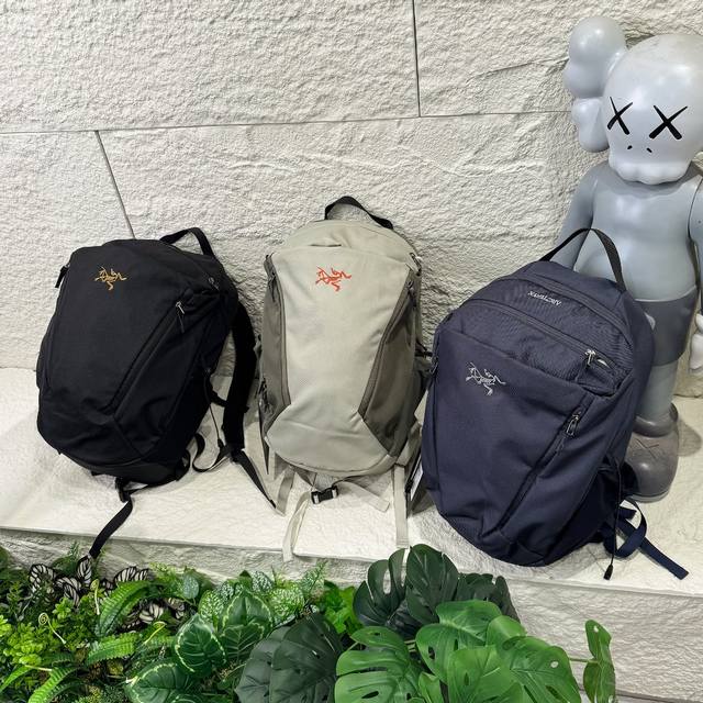 正确版本 始祖鸟 Mantis 26L 户外双肩背包 尺寸 24*15*45 配色 黑色 藏青色 浅绿拼灰色 原装拉链 Ykk定制拉链头 Logo刺绣 采用进口