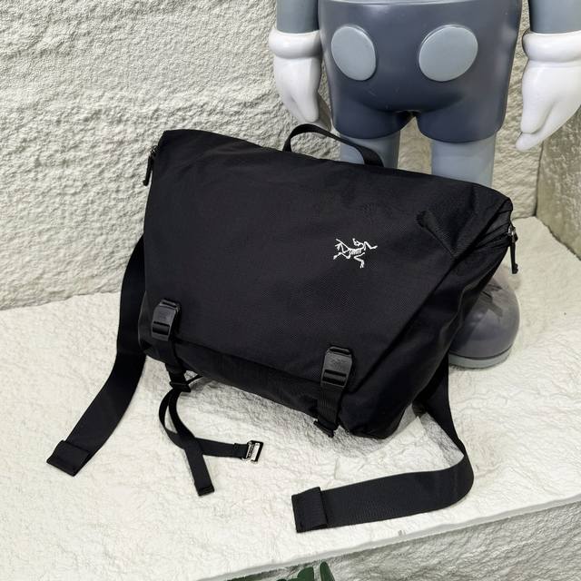 arc Teryx 始祖鸟邮差包高品质版本自留推荐 arc Granville 10 始祖鸟邮差包 10L 尺寸 34*42*13Cm 作为户外顶级品牌 小鸟