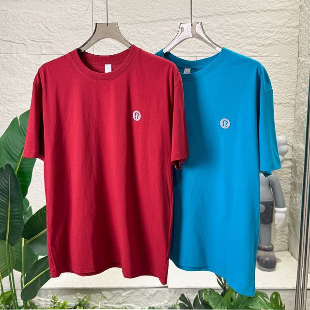 Lululemon 蛇年限定T恤 新年好运 衣 步到位 Lululemon 男女同款蛇年限定T恤 经典设计 棉质 舒适百搭 日常运动两相宜 错过不再有的款 情侣