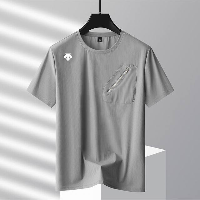 官网爆款 Descente-迪桑特冰丝短袖T恤透气速干短袖 冰丝速干面料 弹力超大 宽松版型 特别舒适 运动吸湿排汗 强化韧性 使得织物能够稳定的拉伸与复原 持