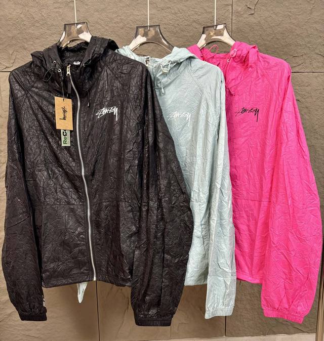 stussy24Ss 斯图西复古 褶皱纹外套防晒拉链连帽夹克皮肤衣 软壳面料夹克采用Majotech超轻再生尼龙制成 具有久抗皱效果 左胸和后背印有Stussy