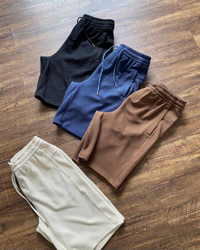 textured 男士双面针织棉混纺短裤 9 透气丨Lululemon丨Lm7Bdqs 双面针织棉混纺材质 透气性能超棒 经典色系 简约又百搭 9英寸的长度 恰