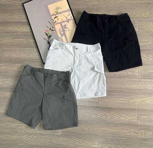 lululemon 男士徒步经典剪裁工装短裤9 超棒定制格纹梭织散热速干面料 swift 面料质地轻盈 不易破损 带有四面弹力心系环境 -独有的导热疏汗功能 带