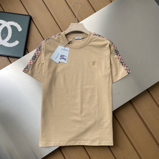专柜还原顶级复刻版 Burberry 巴宝莉 Bbr 2025夏季新款 战马刺绣格纹织带拼接 圆领短袖T恤男女同款 官网同售 采用定制双股双纱纯棉面料,洗水定型