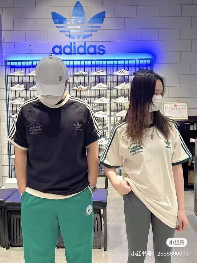 新款上新 爆款推荐经典款三条杠织带条设计三叶草泡芙立体剪裁Logo男女情侣款短袖T恤 情侣款男女同款宽松版型 面料全棉面料 采用双纱面料 落肩袖三杠 胸前三叶草