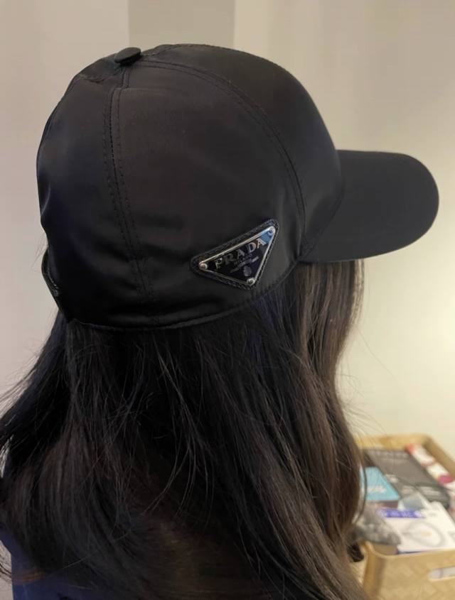 prada经典款侧面三角牌棒球帽 吹爆这款棒球帽 经巨典啊 上头超级看好 众多帽子中明星最爱的一款 帽型非常好 很遮脸 时尚舒适 太经典了 戴一年四季不是问题