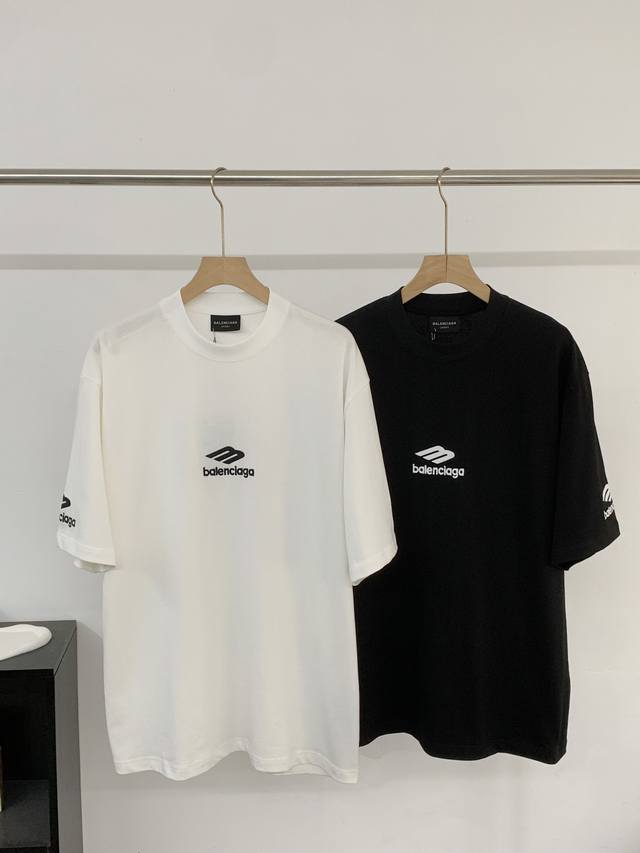 Balenciaga 巴黎世家 2025新品 高街腔调的大廓形剪裁 上身便是Oversize效果 胸前Balenciaga字母和标志绣花 袖子两边的绣花相互呼应