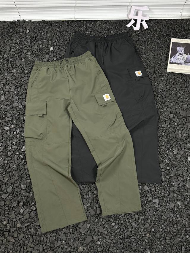 Carhartt 卡哈特侧边大口袋Logo标签宽松休闲时尚百搭直筒宽松工装裤 男女同款 - 时尚达人们 Carhartt卡哈特这款工装裤就是你们的潮流必备单品