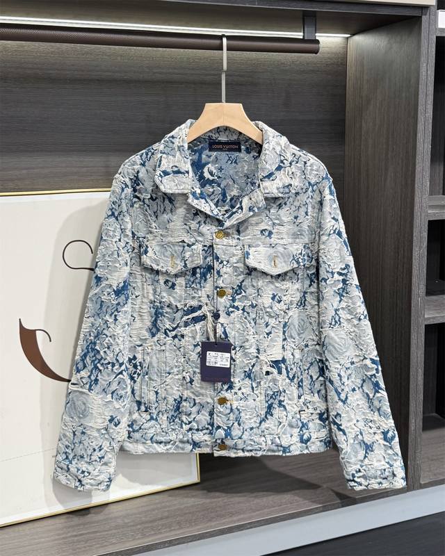 现货 Louis Vuitton 1V 23Ss路易威登Lv破坏花卉玫瑰提花重工水洗流苏牛仔衣外套夹克 这款牛仔衣外套设计感满满 堪称驴家本年度最具诚意之作 流