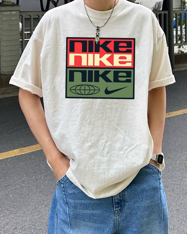 nike 耐克 三色环球情侣短袖T恤 采用260克双砂面料 三针五线做工 领口包包边条 今年火爆的品牌 看到了就忍不住要自留一件 正确纹路立体印花 正确面料版型