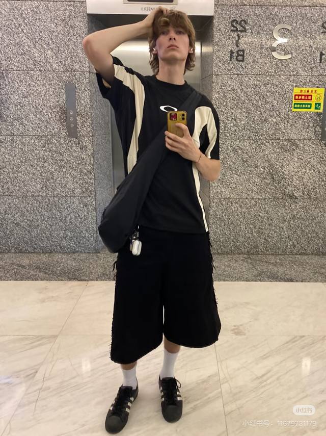 复古先锋机能感 自留推荐 Oak欧克 几何线条拼接 户外速干 短袖T恤 男女款 这款的一个上身效果真的很不错 绝对帅的 入手自己感受去吧 哈哈哈 ins上看到的