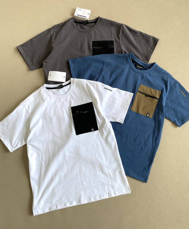 salomon萨洛蒙户外男款休闲潮流短袖T恤Link pocket Short Slv M 是一款融合户外功能性与都市潮流设计的男款短袖T恤 适合日常休闲穿搭或