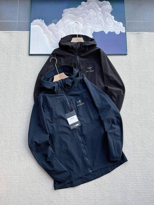 始祖鸟Arcteryx Squamish防晒轻薄连帽夹克 专业防晒 Upf70+认证 阻隔95%紫外线 采用Tyono 30尼龙防风面料 轻薄耐磨且防晒效果卓越
