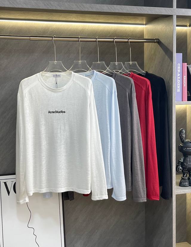 acne Studios圆领字母长袖防晒T恤 宝子们 最近挖到宝了 就是这件Acne Studios的长袖T恤 经典的简约设计 怎么搭都不会出错 不管是单穿还是