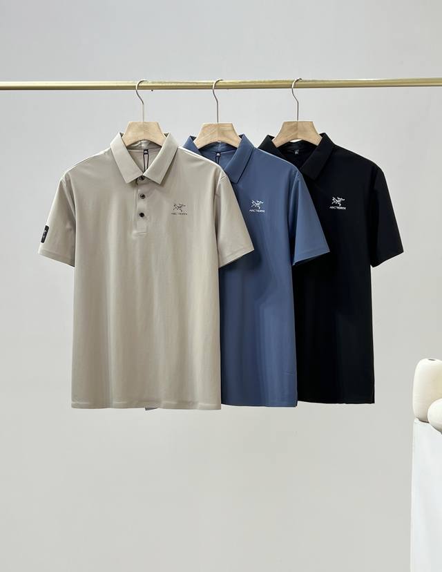 小鸟新款夏翻领polo衫 上手炸手 重点技术介绍一下 激光切割无缝压胶 工艺就是牛 上身一个字 帅 这就是大牌的感觉 韩国进口定织定染 这种感觉不是常见的 时尚