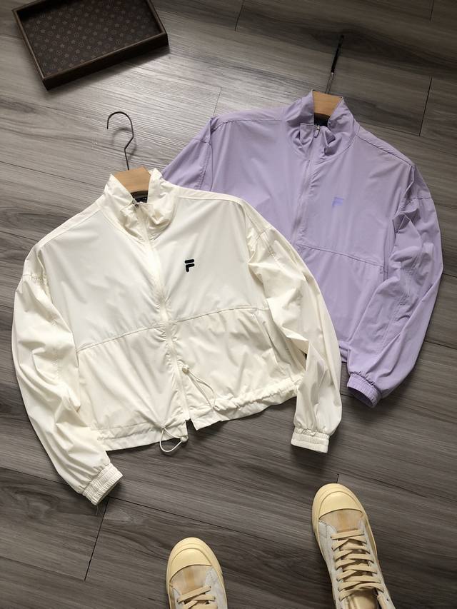 f乐 2025夏季新款 徽标Logo印花 女款轻量化连帽防晒服皮肤衣. 颜色 米白 浅紫. 材质 轻量化透气防晒面料 Upf70+ 工艺 印花 立体剪裁. 尺码
