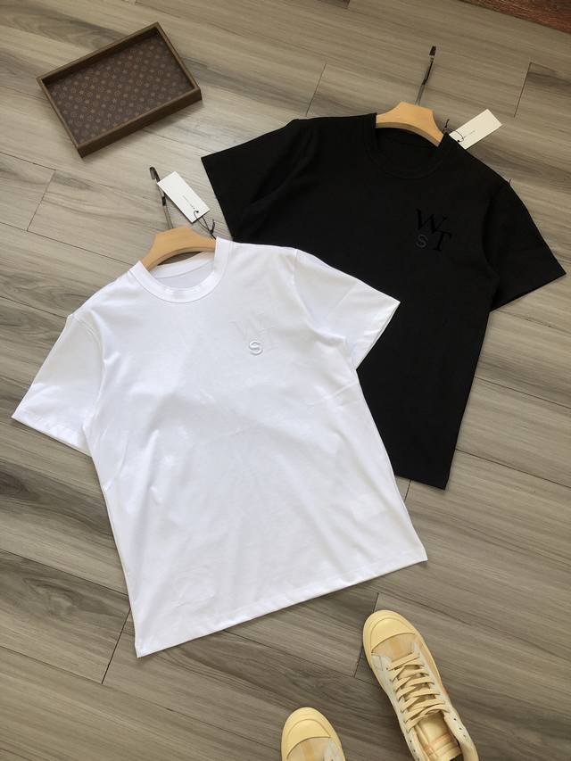 sacai X Wtaps 联名款 Ss25 字母Logo植绒印花 S刺绣 男女款圆领短袖半袖T恤. 颜色 白色 黑色. 尺码 S M L Xl. 材质 原版定