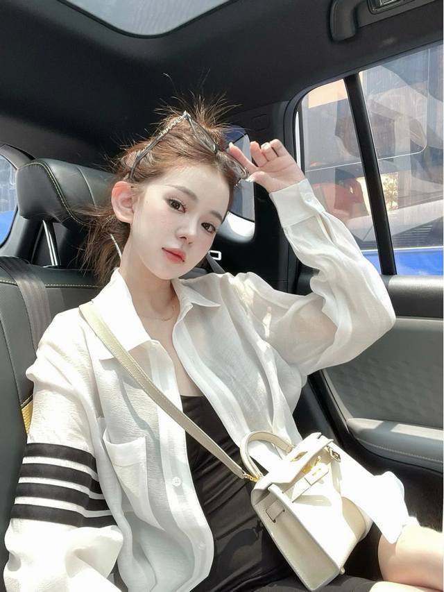 上新 新款汤姆布朗四道杠亚麻防晒衬衫 超爱老钱风亚麻衬衣防晒又凉快 防晒衬衫太适合这个夏天 又美又实用 非常宝藏的单品防晒显白效果也是满分 经典四道杠Logo绝
