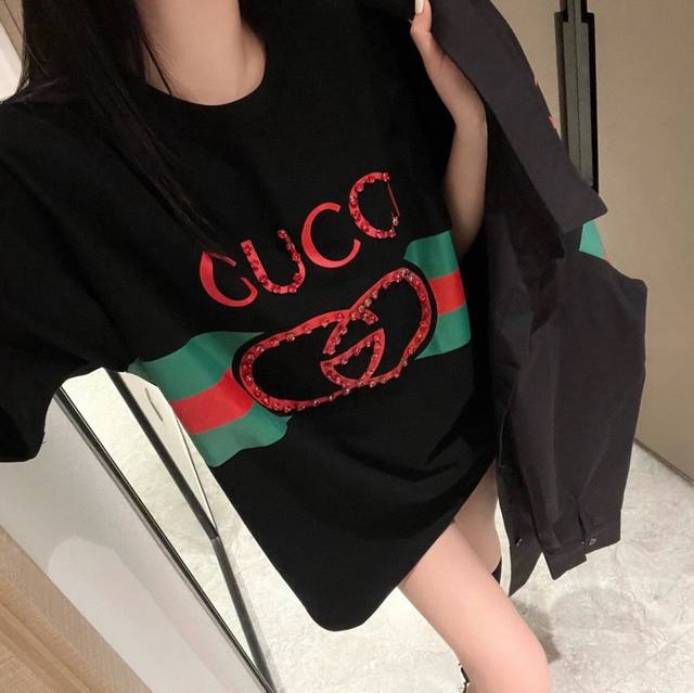 上新 Gucci古驰25Ss新款烫钻红绿撞色短袖T恤 挖到宝藏T恤啦 温柔风狠狠拿捏 高级到爆的撞色Style 百搭又显白 胸前重工烫钻拼色印花 细节感满满 瞬