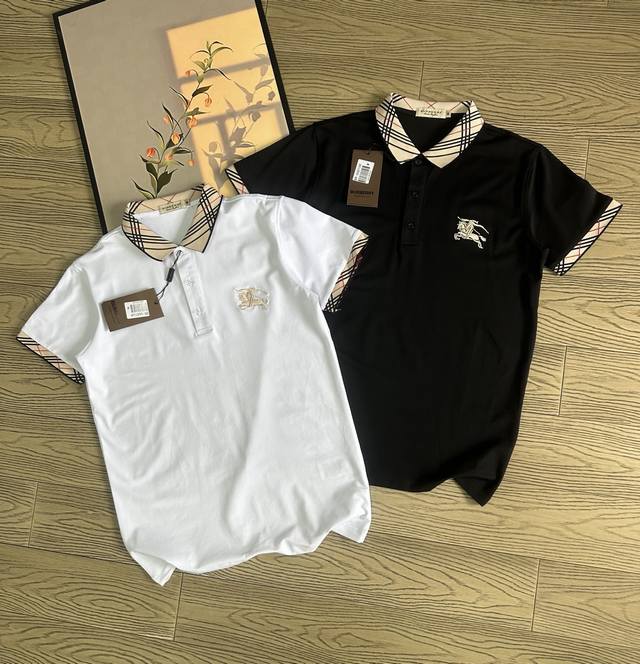 新款上新 爆款推荐2025新款Burberry 巴宝莉人马胸前刺绣小标三粒扣翻领polo衫短袖 专柜同步64支定制级别双重水洗珠地棉网眼 表面呈疏孔状 犹如蜂巢