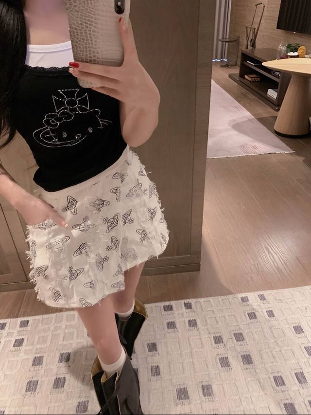 vivienne Westwood西太后土星印花毛须边牛仔半裙 款号 25672705447 颜色 白色 尺码 Sml s码80-95斤 m码95-110斤 l