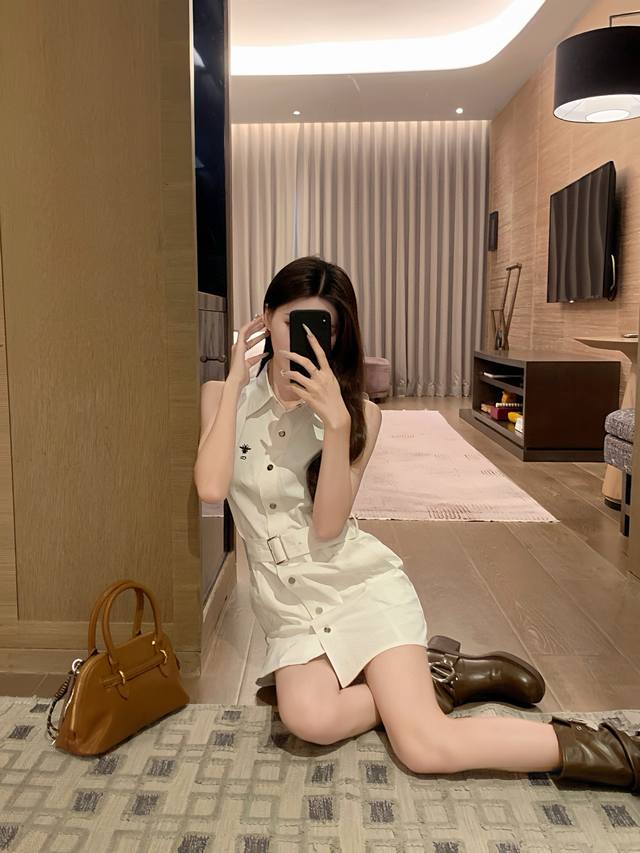 dior迪奥Cd小蜜蜂刺绣翻领无袖牛仔背心裙连衣裙配腰带 款号 25670605444 颜色 黑色 白色 尺码 Sml s码80-95斤 m码95-110斤 l
