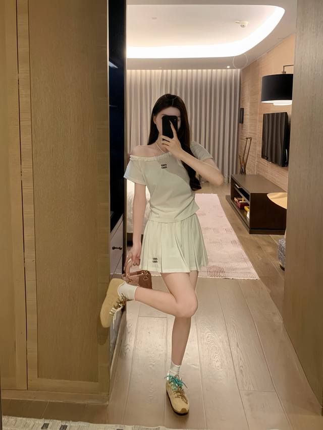 miumiu缪缪字母刺绣荷叶边斜肩短袖松紧腰百褶裙套装 款号 25670605279 颜色 白色 黑色 尺码 Sml s码80-95斤 m码95-110斤 l码