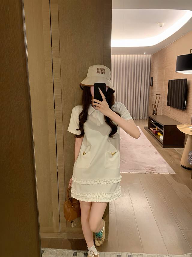 valentino 华伦天奴定制金属下摆荷叶花边polo领短袖连衣裙 款号 25670605438 颜色 黑色 灰色 白色 尺码 Sml s码80-95斤 m码