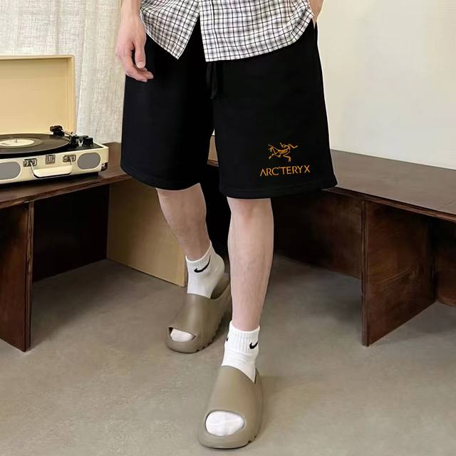arcteryx 始祖鸟经典基础款烫金小Logo短裤 三色可选 鸟家户外经典短裤 休闲运动都可驾驭 夏季必备百搭短裤 采用高品质纯棉面料 上身舒服透气不闷热 经