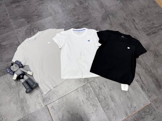 可隆 Kolon Sport圆领短袖 简约设计却藏着无尽魅力 面料柔软舒适 透气不闷热 每一次穿上都仿佛被清风环绕 圆领设计简洁大方 展现出颈部线条的优雅与自信