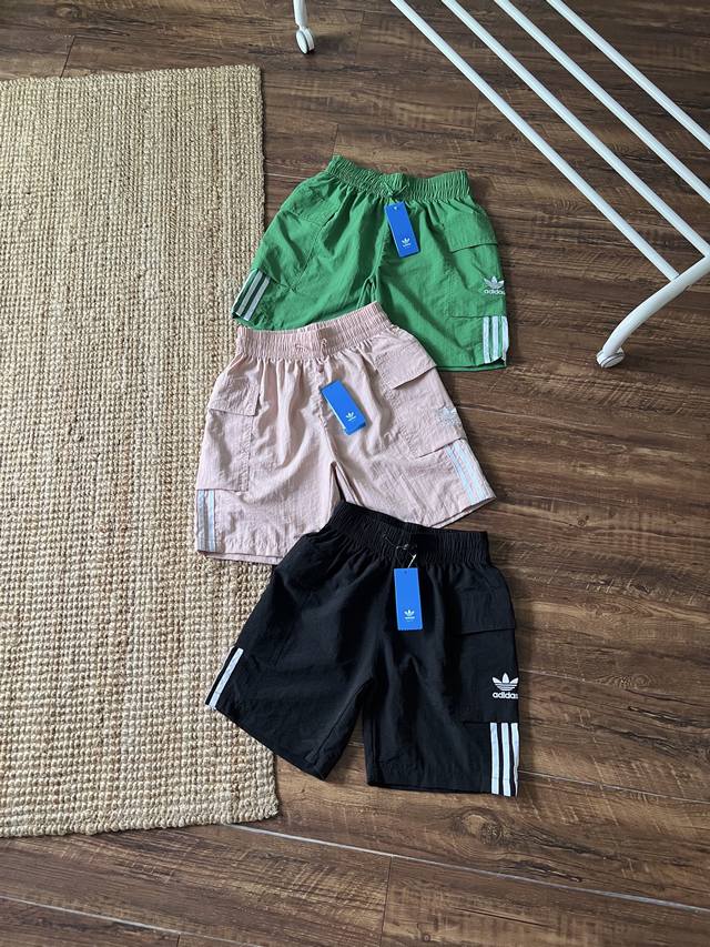 adidas 阿迪达斯 情侣款运动训练短裤 官网代G 同步在售 注重功能需求的专业训练慢跑设计 复古传统运动装 上身休闲感十足 不管是日常休闲还是运动流汗 驾驭