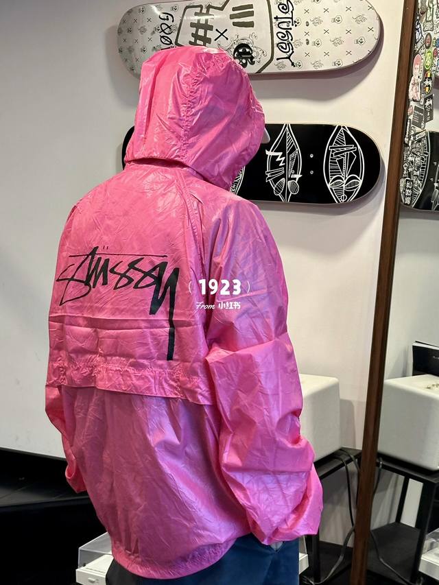玫红色模特穿搭 顶级版本全套辅料定制 stussy24Ss 斯图西复古 褶皱纹外套防晒拉链连帽夹克皮肤衣 软壳面料夹克采用Majotech超轻再生尼龙制成 具有