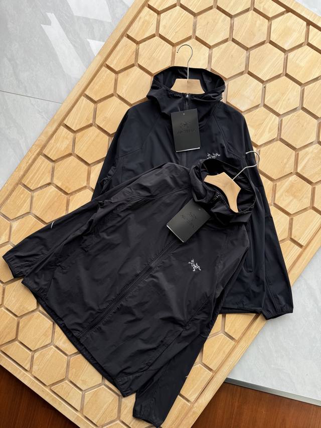 始祖鸟Arcteryx Squamish防晒轻薄连帽夹克 专业防晒 Upf80+认证 阻隔95%紫外线 采用Tyono 30尼龙防风面料 轻薄耐磨且防晒效果卓越