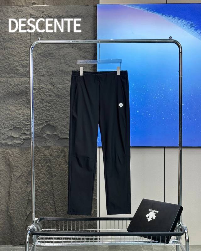 春款上新 descente迪桑特后拉腰反光户外长裤 新款上新迪家原版购入 户外休闲款 这款后拉腰梭织裤 考虑到上身的一个舒适透气和延展性 面料经过严选超高品质