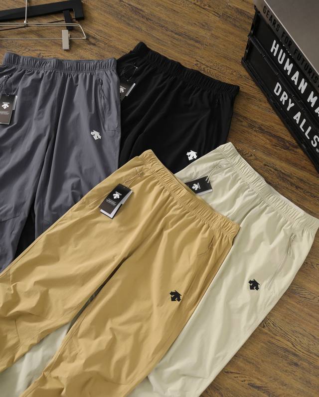 供 Descente 迪桑特夏季新款高品通勤户外休闲裤子 直筒速干纯色长裤 这款裤子非常经典耐看的一个款式 简约大气 不失格调 采用迪家创新天丝亚麻梭织速干面料