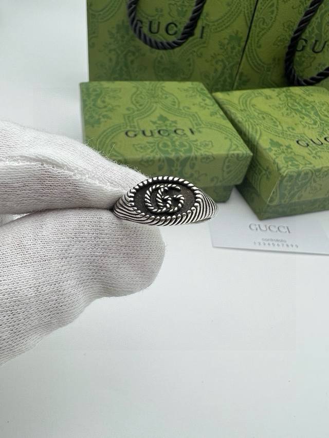 Gucci古驰椭圆双G戒指 泰银版本 别具一格的质感和色泽 使首饰粗犷而古朴 经过特殊处理,可以保持长久不变色,表面硬度也大大增强 ,因为其工艺来源于泰国,光芒
