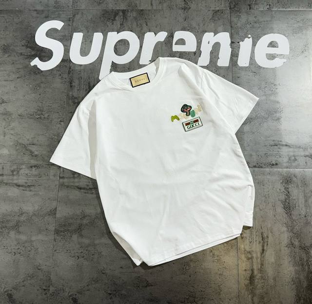 gucci蘑菇刺绣情侣短袖T恤 面料采用精梳棉材质 手感舒适 细腻 透气 不起球不褪色 印花采用刺绣技术 品质超赞 细腻 不褪色 不开裂 万针刺绣Logo 激光