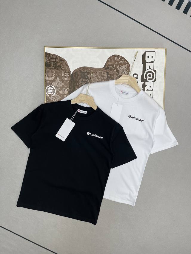 露露 Lulu 25Ss 后背发泡皮标大Logo印花短袖T恤男女同款 夏日的街头 怎能少了这件露露Lululemon 25Ss短袖T恤 精选优质纯棉面料 触感柔