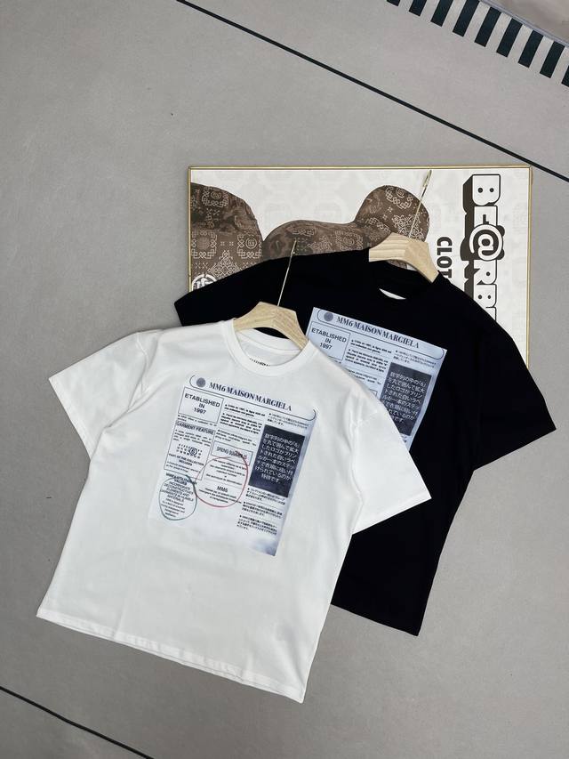 Mm6 Maison Margiela 马吉拉 Ss25 报纸印花圆领短袖T恤 男女同款 购入原版开发 采用260G优质新疆棉 上身立体有型 透气性强 印花并非