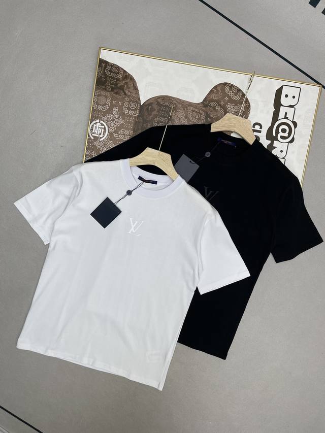 顶级复刻版本 2025新款Louis Vuitton路易威登Lv硅胶字母图案Logo印花休闲情侣宽松短袖T恤 独一无二的活性环保面料染色 32支双纱精梳纯棉爽滑