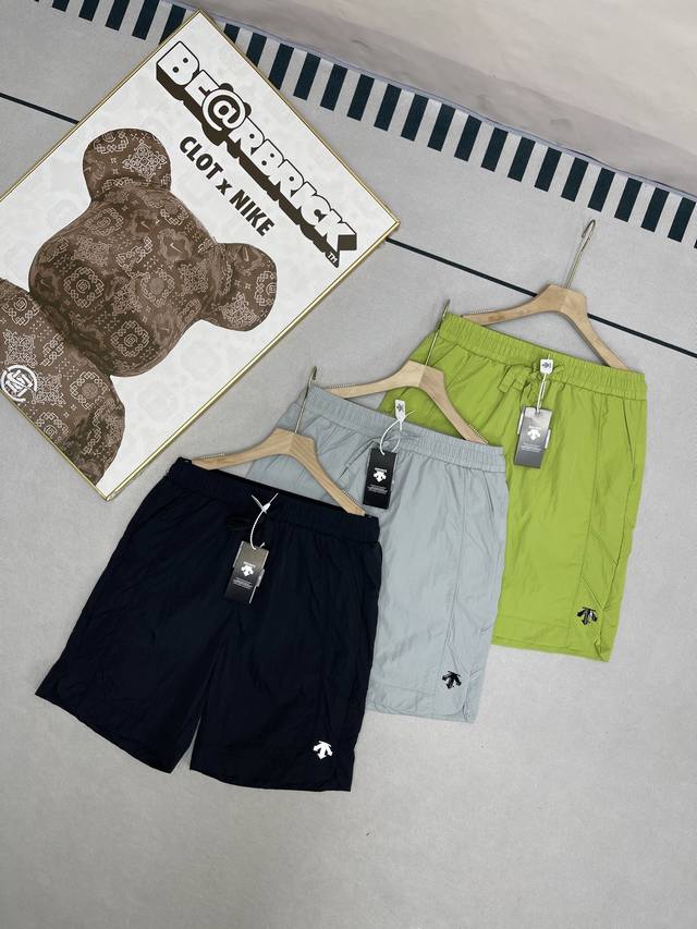 Descente 迪桑特夏季新品速干短裤情侣日常户外运动休闲短裤五分裤 春夏款 跑步健身速干运动短裤 松紧腰头搭配抽绳 穿脱自如 款式新颖 设计独特 休闲运动轻