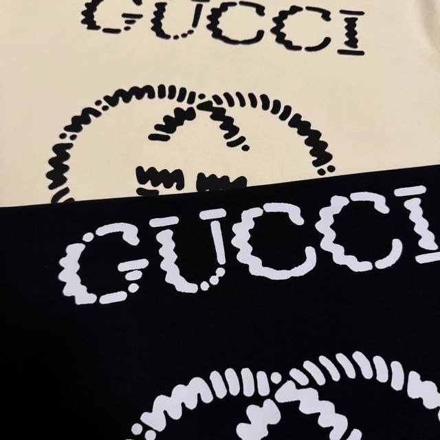 古驰Gucci 经典款双G大Logo短袖 穿上就是舒适自在 减龄又显瘦的存在 慵懒而随性 结合干净简单的色系就特别耐看 适合日常穿着 复古标识 显得格外耀眼 很