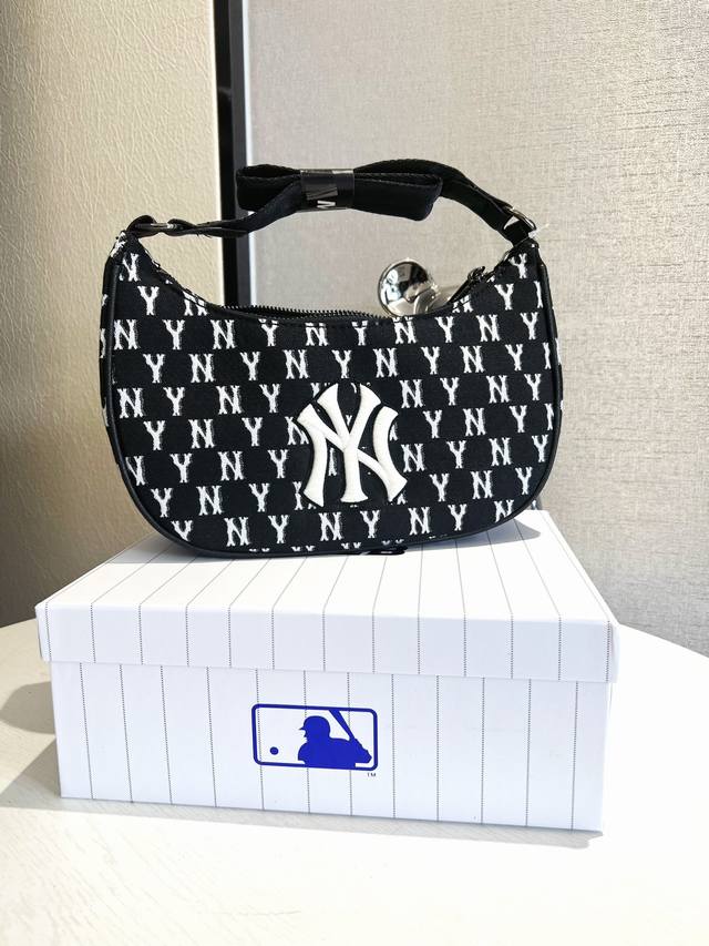 Mlb老花腋下包 原单版本 三标齐全 配礼盒包装 泫雅同款 断货王 超级百搭 小小的包大大的容量 超级轻便 永不过时 黑色 卡其色两色可选 吊牌二维码可扫 尺寸