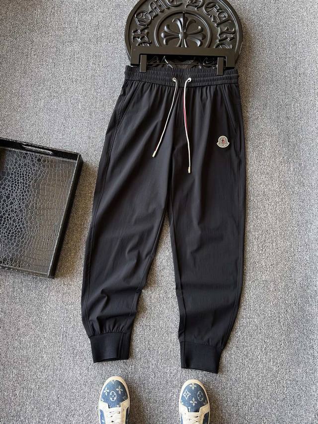 夏款专柜顶奢长裤 人气爆款 Moncler 蒙口专柜新品高奢情侣款束脚长裤 恒隆在售万元级 款号 2527 蒙口家今年定制高端锦棉面料 拿到手摸起来特别细腻 自