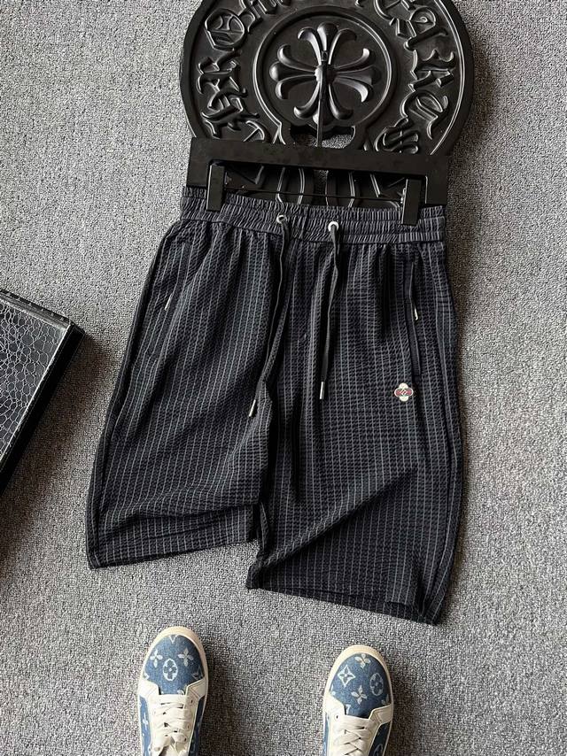 专柜顶级原单 人气爆款 Louis Vuitton Lv路易斯威登四叶草专柜新品冰氧鱼骨纹短裤 恒隆在售万元级 款号 3628 lv家今年最新研发冰氧锦棉鱼骨纹