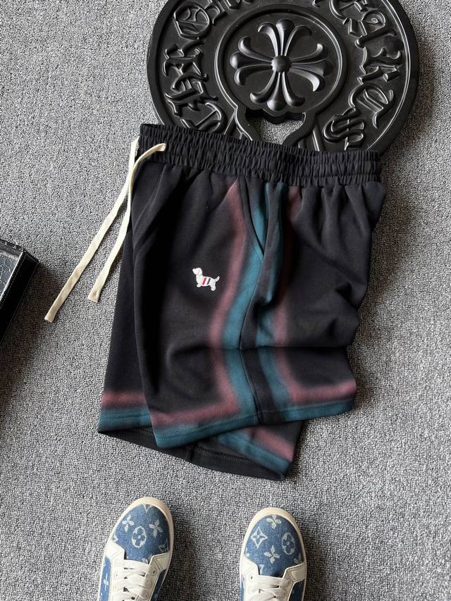 专柜顶级新品 人气爆款 Thom Browne 汤姆布朗Tb专柜新品彩虹条扎染长绒棉短裤 恒隆在售万元级 款号 9992 tb家今年最新新疆长绒棉面料 整条摸起