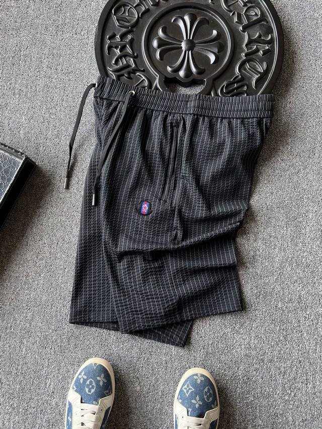 专柜顶级原单 人气爆款 Moncler 蒙口专柜新品冰氧鱼骨纹短裤 恒隆在售万元级 款号 3621 蒙口家今年最新研发冰氧锦棉鱼骨纹面料 拿到手摸起来极致细腻