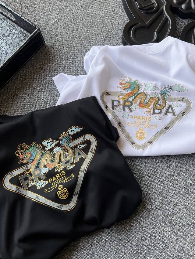 顶级80支玉蚕丝 人气爆款 prada 普拉达专柜新品玉蚕丝圆领短袖T恤 恒隆在售千元级 款号 5573 普拉达家今年最新高端80支玉蚕丝面料 高端奢华面料 拿