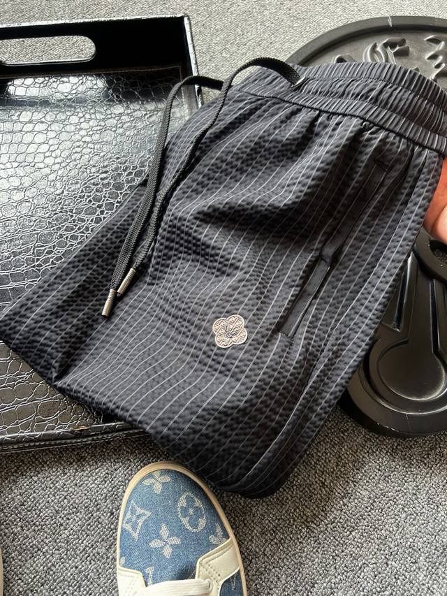 专柜顶级原单 人气爆款 Fendi 芬迪联名prada 芬迪玉兔合作款专柜新品冰氧鱼骨纹短裤 恒隆在售万元级 款号 3618 fendi&prada今年联合最新