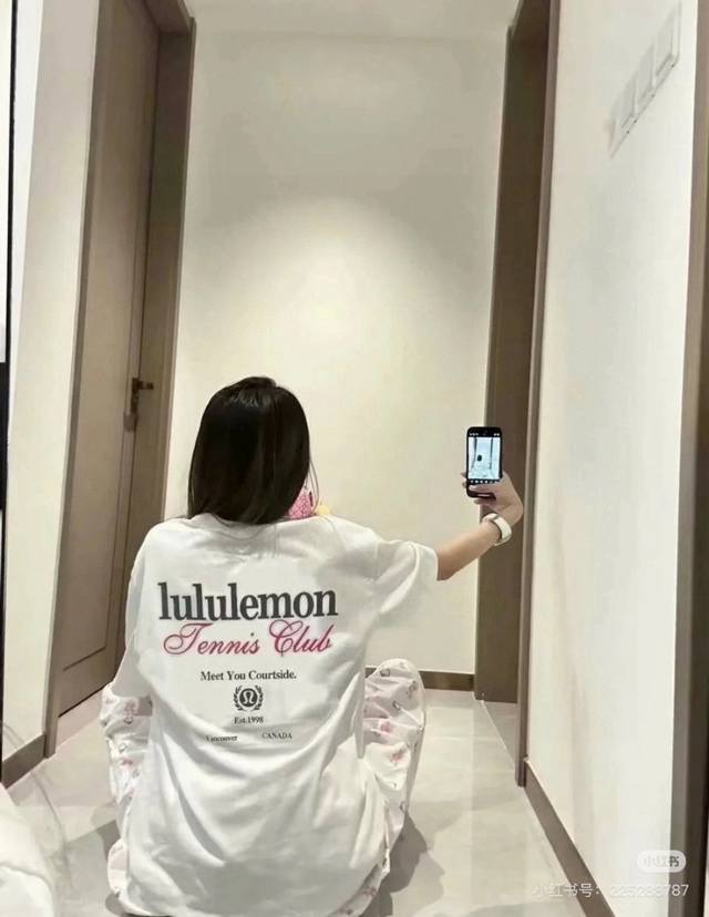 模特图 lululemon 24Ss春夏新款 植绒印花宽松字母图案男女同款圆领纯棉短袖T恤 宽松版 面料330G全棉精梳棉 品质超级好 颜色 黑色-白色 尺码M